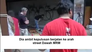 Lelaki australia ini sholat di tempat umum, reaksi orang sekitar sangat mengejutkan