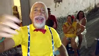 Meu amigo Régis cantando a música do time de futsal dos Anjinhos