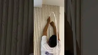 Instalación madera acanalada WPC con luz led cálida. #shorts #remodelacion #diseñointerior #luzled