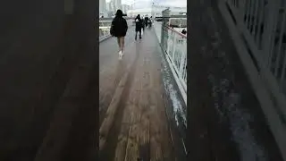 Пешеходный мост в Крюково превратился в опасный каток