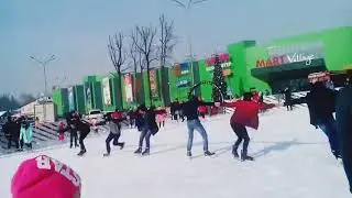 Стрелка около марта виледжа