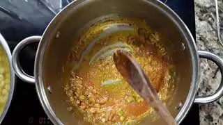 Arveja seca con guineo o banano verde