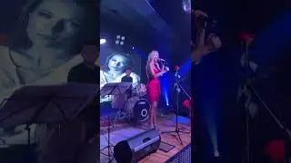 я тебя в своих снах создавала, а теперь ищу наяву 