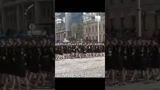 Девушка потеряла туфельку, маршируя на параде 9 Мая | E1.RU 