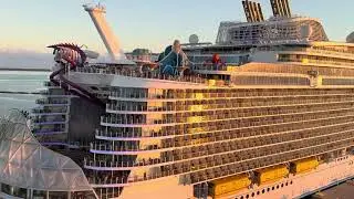 How small people are compare to ship.. 😬😬