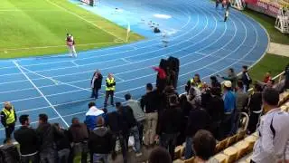 Besart Abdurahimi  pershendet Tifozerin Shqiptapre ne Stadion te Shkupit