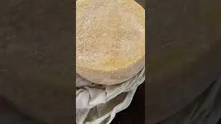 Обожнюю цей медитативний процес😌 #cheese #formaggio #käse #asmrfood #asmr #asmrcheese