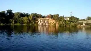 Небольшой городской водопадик