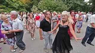 31.08.24г..."В гавань заходили Корабли"... звучит на танцполе в Гомельском парке...