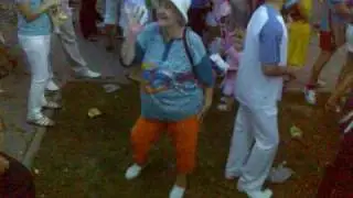 Бабка_жжот._видео_со_дня_города_города(г.волжский).3gp