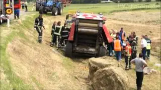 Persoon bekneld in ronde balenpers