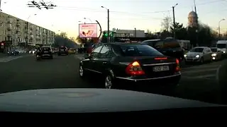Мерседес нагло нарушает ПДД
