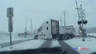 Tren, TIR'ı ikiye ayırdı