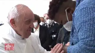 Pope washes prisoners’ feet
