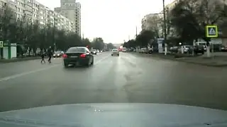 Водитель BMW не обращает внимания на пешеходов
