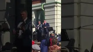 Виктор Толоконский поет на праздновании 80 летия Новосибирской области