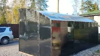 Вольная интерпретация теплицы "Пристенная 3м" от компании "Очень Крепко" в авторском исполнении.