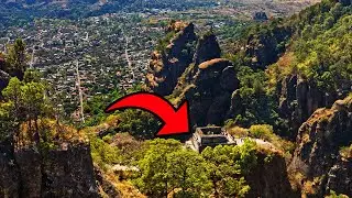 Subimos una montaña con un templo arriba...