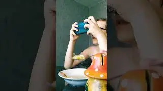 ЛЯЛЕЧКА КУШАЕТ СУПЧИК