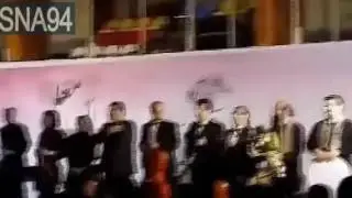 Sahne çöktü, orkestra düştü