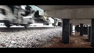 Едет поезд