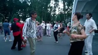 ЛИСТЬЯ ЖЁЛТЫЕ НАД ГОРОДОМ КРУЖАТСЯ! ТАНЦЫ В ПАРКЕ ГОРЬКОГО ХАРЬКОВ