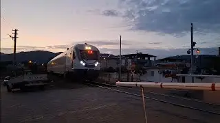 İZMİR-DENİZLİ TRENİ GÜNBATIMINDA ORTAKLAR BARİYERLERİNDEN GEÇİŞ...