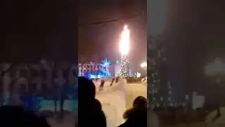 Горит елка прямо на площади