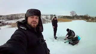 Зимова риболовля на Українській річці.