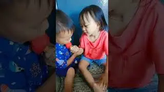 makan ice cream bareng-bareng 