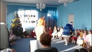 маленький Андрюша в детском саду на новогоднем утреннике пришёл Дед мороз