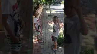 01 09 2019 Марк и Глеб идут с ведром