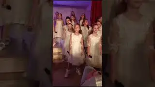 Поздравление с днём мамы. Детская вокальная студия "Колибри"." Мамина улыбка ".