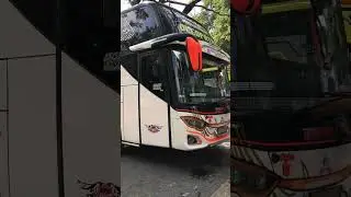 Bus Full Basuri sedang dicuci