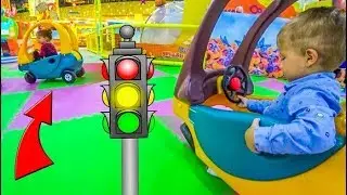 Дети играют в Большом Детском парке Развлечений или Kids Play in Mega Toys Park