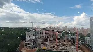 У нас дождь моросит.Выходной.Отдыхаю.