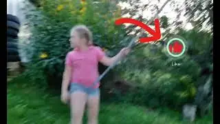 какая-то девочка качается