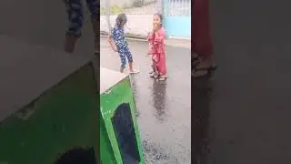 hujan hujan ada cewe telanjang.😂😂😂😂😂😂😂😂