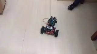Robô que desvia de obstáculos (Ultrassônico)