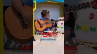 INCRÍVEL Bebê tocando Violão