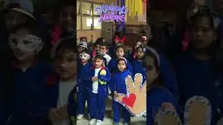 Cantando a todo pulmón "Las 5 de la Comunicación".