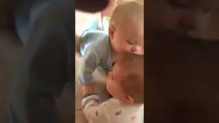 The Sweet Connection Between Newborn Twins #twinbabies