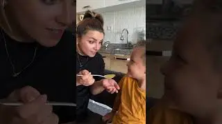 Anne Onur a zar zor yemek yediriyor 