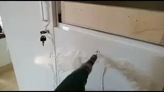 Pasang Kunci lemari pada pintu dgn  engsel  1/2 bengkok