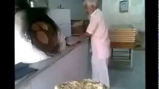 حسبي الله و نعم الوكيل عامل يدفل على العجين قبل إدخاله الفرن