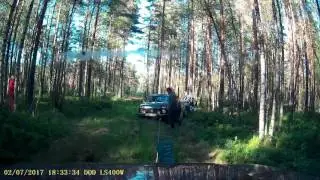 Нива 2121 в лесу. Вытаскиваем Нивой Шевроле :)