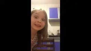 Даша играет со слаймом