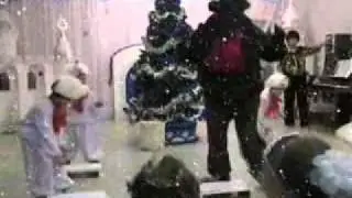 танец медведей  игра с шариками.flv