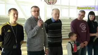Встреча друзей на футбольной площадке
