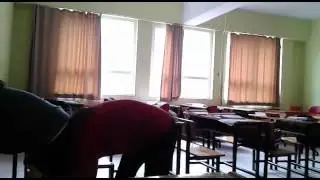 Sınıfta uzun eşşek oynayan kızlar
